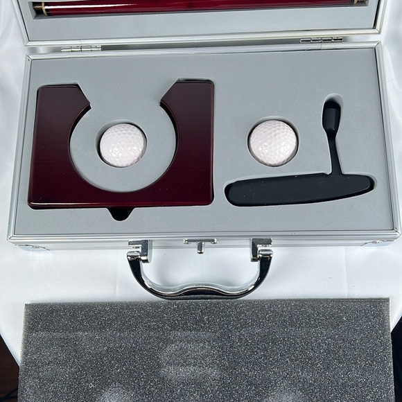 NWOT Portable Golf putter gift set for travel with mini hole cup, balls & putter - Picture 3 of 5